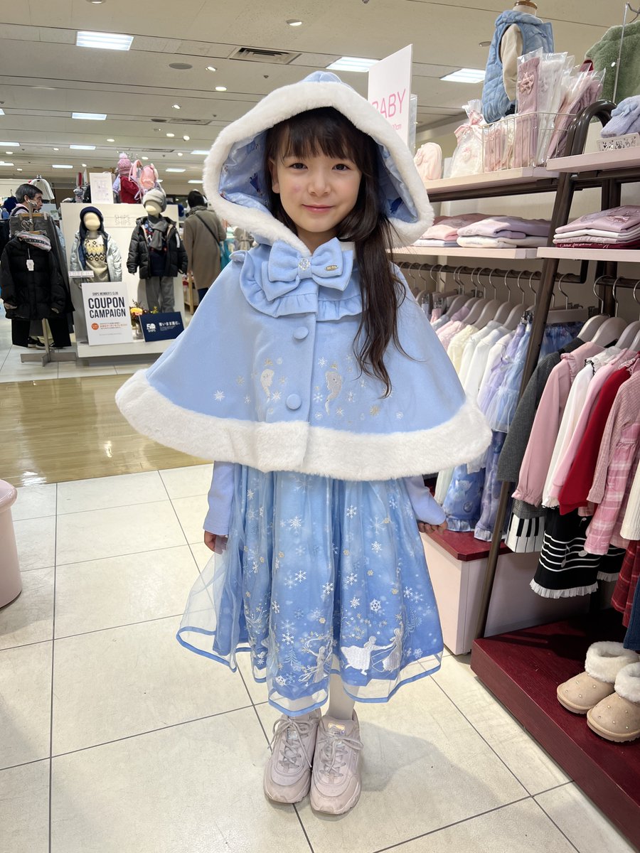 買おうか悩んでいるこちらのメゾピアノのワンピースとケープ👸 いくら