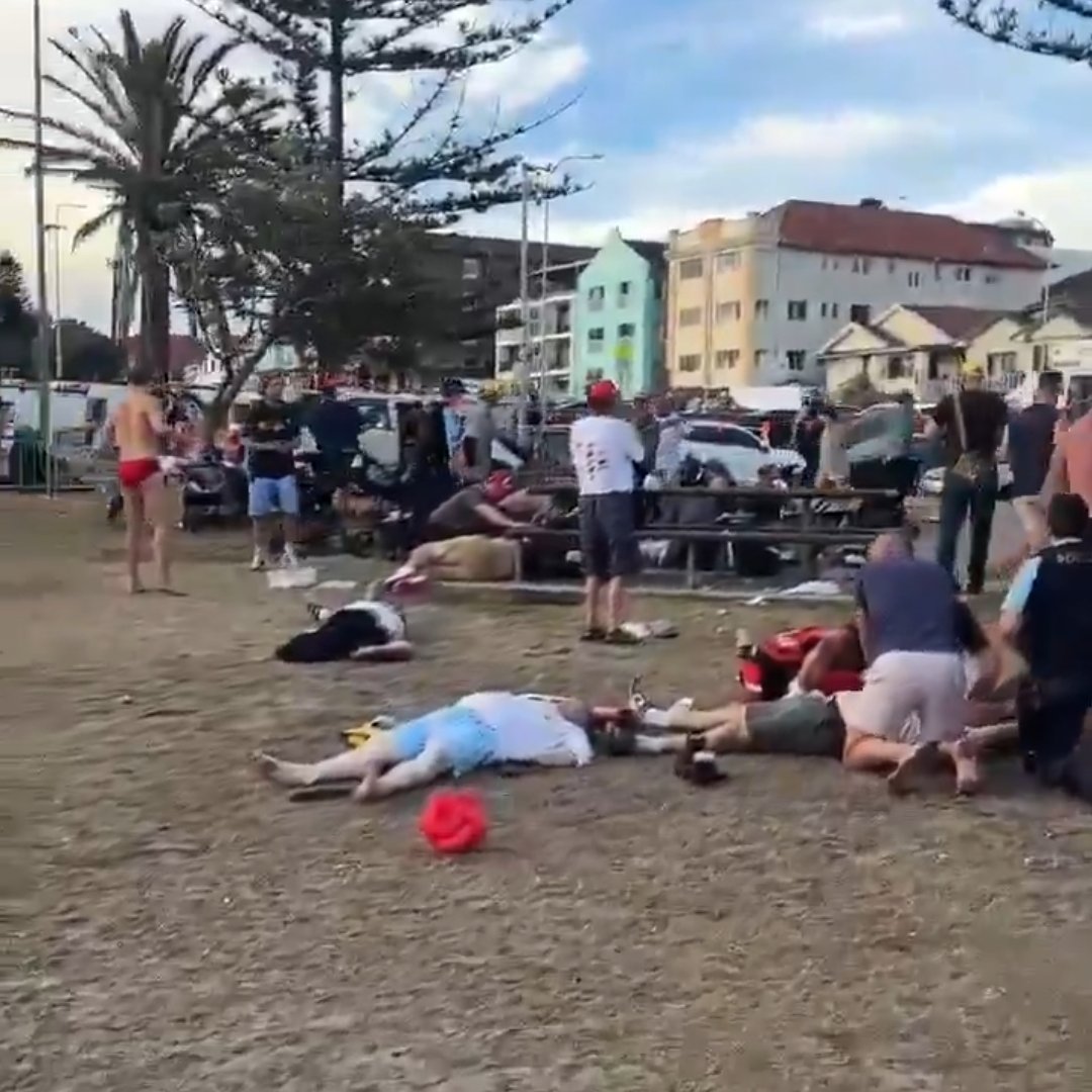 _ilham_1999_'s tweet photo. Şu olaya sevinen kendine "müslüman" diyenlerin o teröristlerden hic bir farkı yoktur...
Barbarsınız.. Rezilsiniz...

Sidney , Avstraliya 'nın Bondi Plajı 'nda sivil Yahudi toplumuna terörist saldırıyı Pakistanlı bir müslüman gercekleştirmiş... 20 ölü 60 yaralı😢 #sidney https://t.co/VXwYU1sMjy