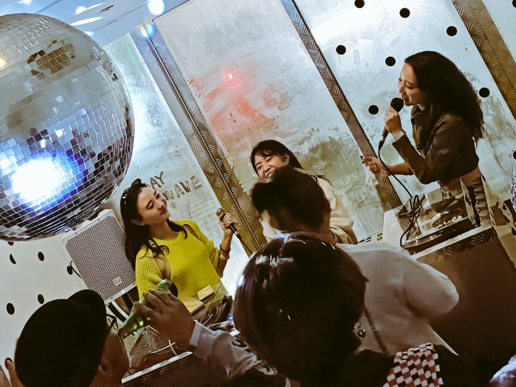 tetsuro0's tweet photo. WAY WAVEのライブ納めとなる本日のステージもすごく楽しかったです😊
お客さんいっぱいの賑やかなイベントでした👍
杏奈ちゃん後ろの窓ガラスに「WAY WAVE」って落書きしててとても可愛かったです！
#WayWave https://t.co/PcsR8Gdspe