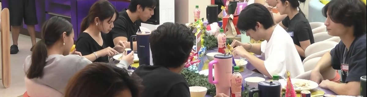 shetweetsblah's tweet image. "Oh hindi nila napapansin
Mga titig mo na para lang saakin"

LELQUIN PALAGI