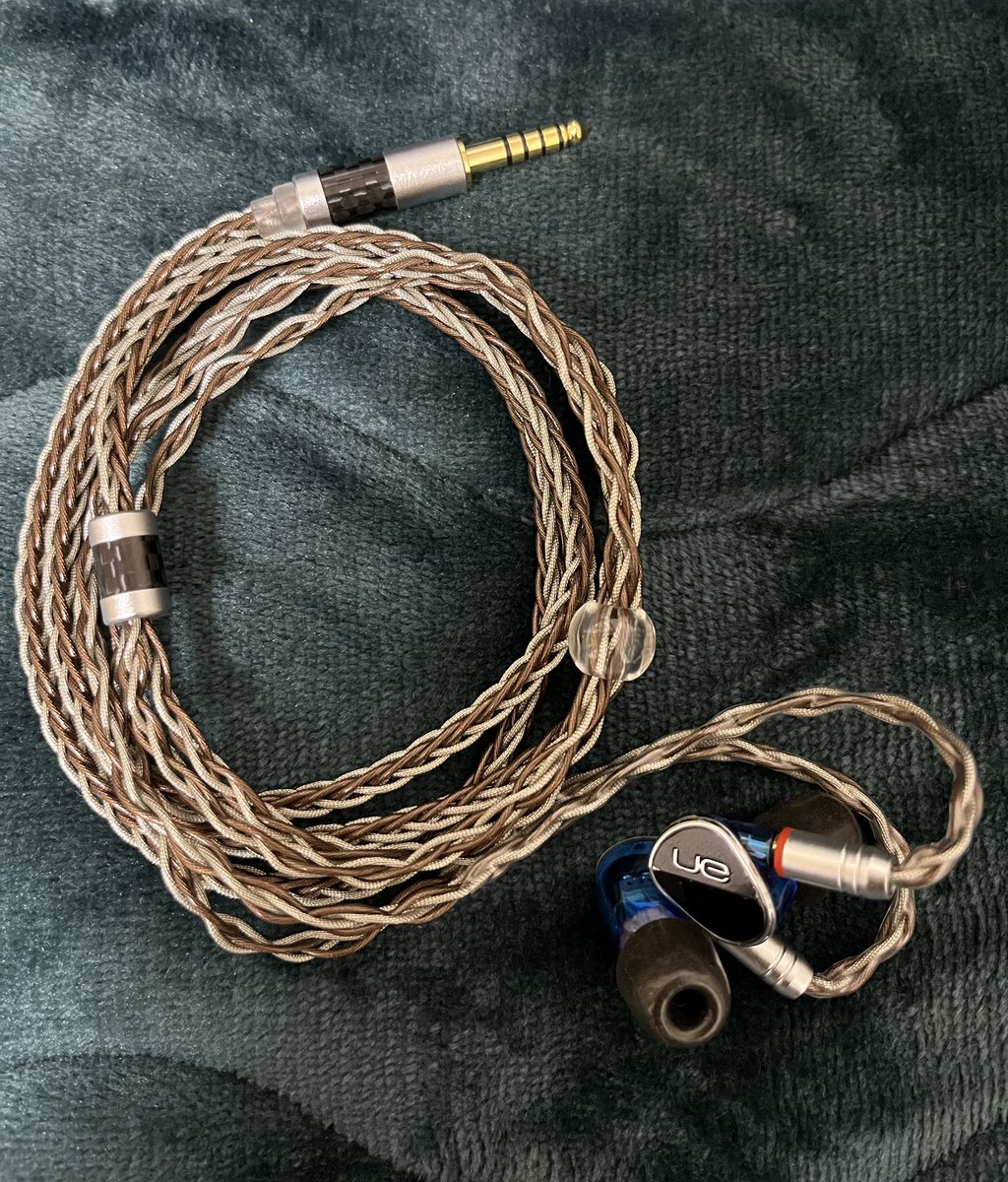 SifoneYouhi's tweet photo. イヤホンケーブルを新調しました。
初のバランス端子です。
音は、しっかりと体感できるほど変化ぎありました。
音の厚みと拡がりがブワッと大きくなった感じです。
#イヤホン #リケーブル
#tripowin #ultimateears #ue900s https://t.co/JhgkNG6cDa