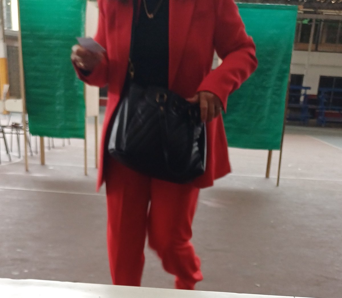 Los fachos que andan atacados porque me puse un poleron rojo se mueren si ven a la señora que vino a votar recién 😌