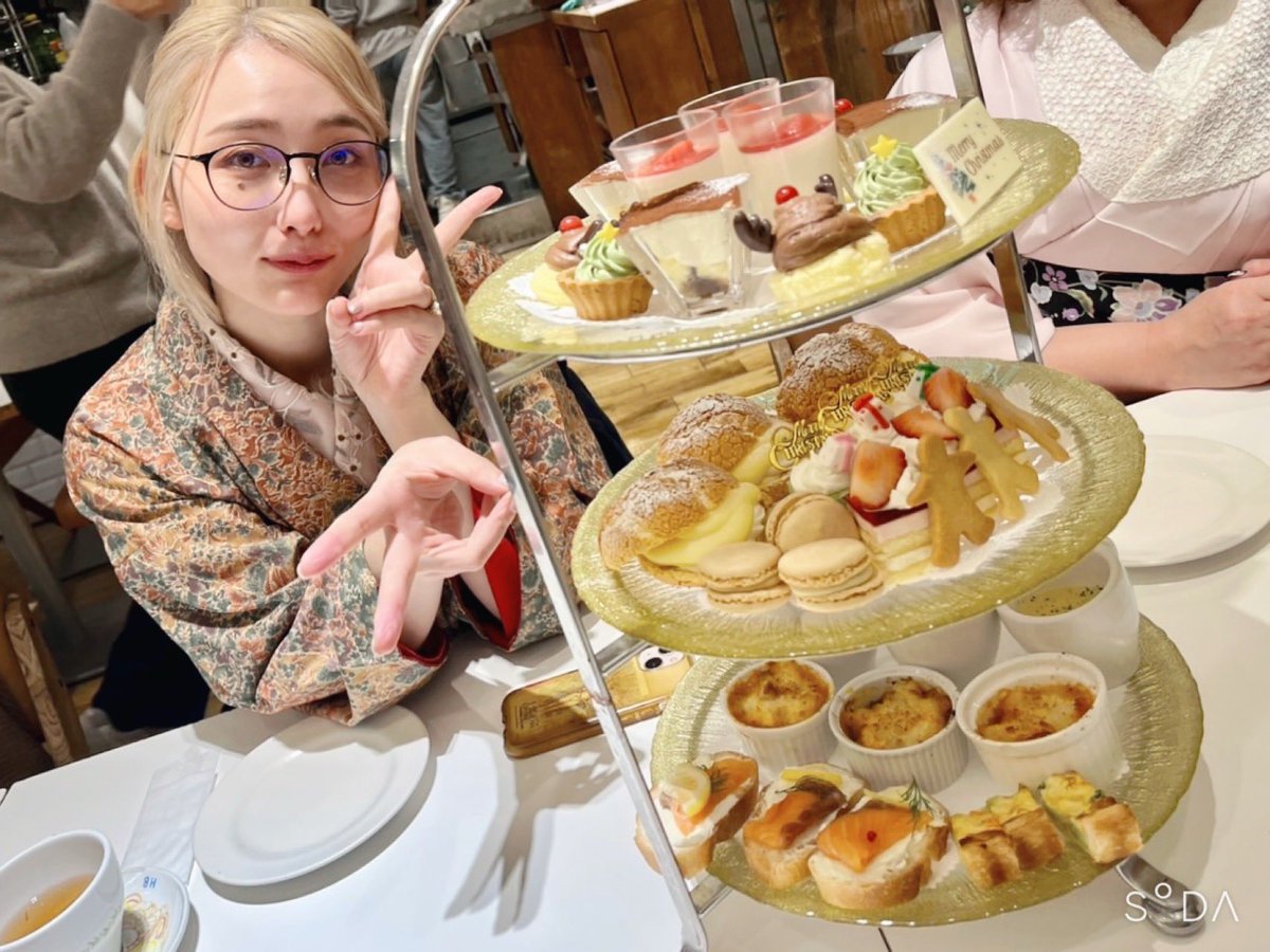 今日はクリスマスアフタヌーンティー🎅

今日は雨に濡れてもいいように…☔️
赤の更紗柄に唐草模様のアンティーク名古屋帯を絞めて、半衿•帯揚げはTSUBAKIANのデイジーチュール、寒さ対策⁇出張のことを考えて黒のボアの上着とブーツを合わせてみたよ👘✨

#着物 #着物コーデ