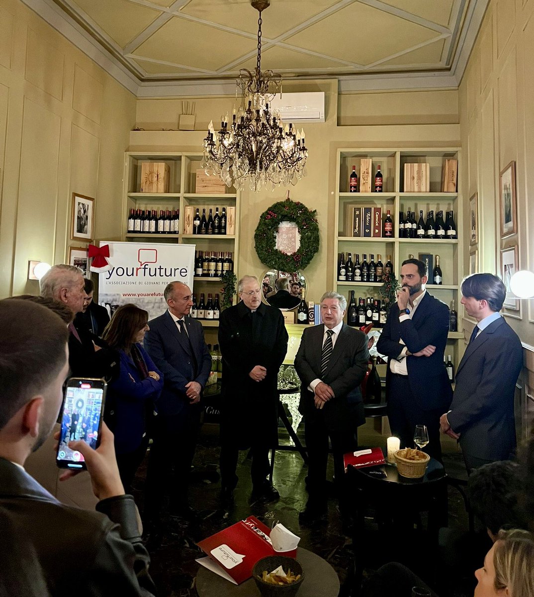 YouRfuture_YF's tweet photo. Brindisi di #Natale2025: Yourfuture YF e
Students YF insieme per la raccolta giocattoli al Centro Autismo Policlinico Tor Vergata. Un grazie alle Istituzioni presenti e referenti #YF di #TorVergata #Perugia #Napoli per il sostegno.
#solidarietà #giovani #studenti #università https://t.co/Op9rWseRgQ