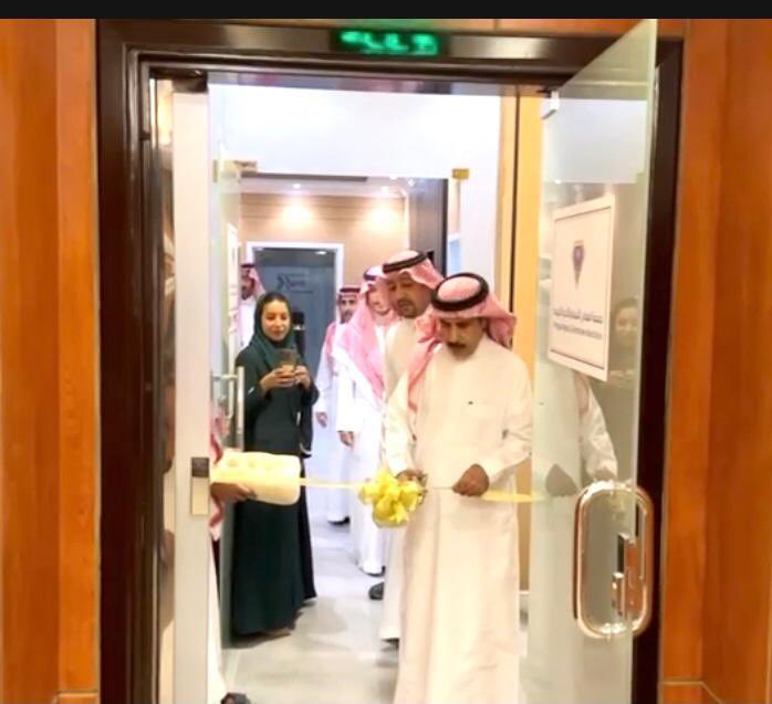 خبر صحفي
افتتح سعادة الأستاذ / عبدالله بن محمد الهويريني رئيس مجلس ادارة جمعية المعادن الثمينة و الاحجار الكريمة المقر الجديد للجمعية بحضور اعضاء مجلس الإدارة و المؤسسون ، و يقع على طريق الملك فهد حي النموذجية  . و أعقب مراسم الإفتتاح اجتماع لمجلس الإدارة لمناقشة جدول الأعمال .