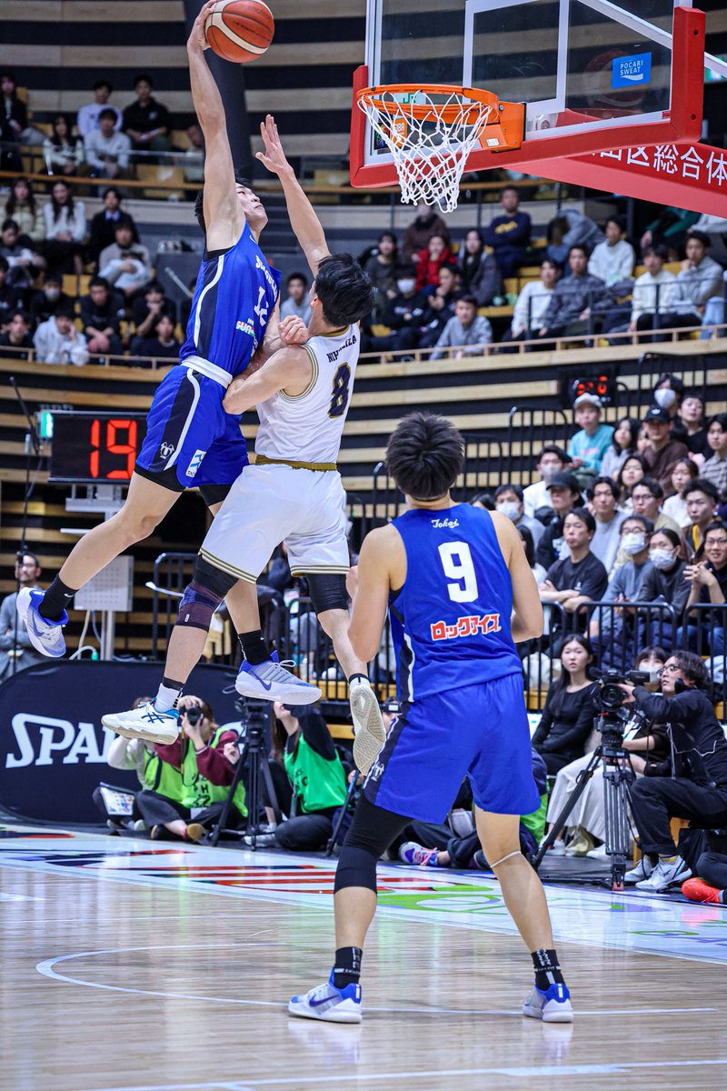 ___b_is's tweet photo. 会場が沸いたポスターダンク⛹🏻‍♂️🫨
#十返翔里
@shoritogaeri https://t.co/S8TAe5K9Lf