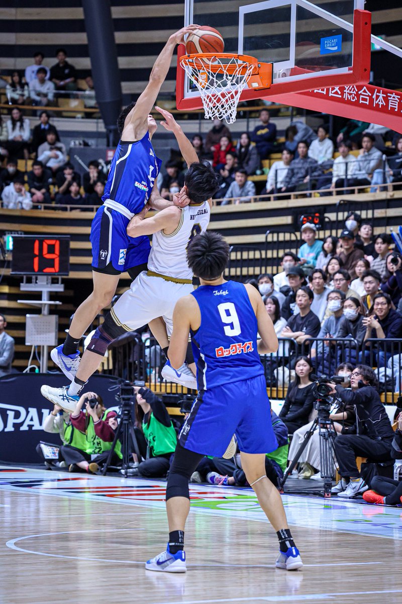 ___b_is's tweet photo. 会場が沸いたポスターダンク⛹🏻‍♂️🫨
#十返翔里
@shoritogaeri https://t.co/S8TAe5K9Lf