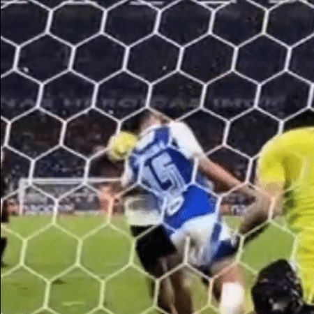 golsdobrasil1's tweet image. 🚨 FOTÓGRAFO QUE REGISTROU TOQUE DE MÃO DE MEMPHIS FICA SEM CREDENCIAL

O fotógrafo e produtor de vídeos Cristiano Sevieri, que capturou o possível toque de mão de Memphis Depay no gol da vitória do Corinthians por 1 a 0 sobre o Cruzeiro (jogo de ida da semifinal da Copa do…