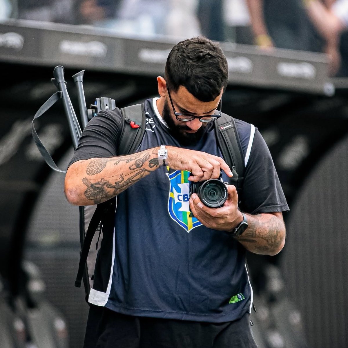 golsdobrasil1's tweet image. 🚨 FOTÓGRAFO QUE REGISTROU TOQUE DE MÃO DE MEMPHIS FICA SEM CREDENCIAL

O fotógrafo e produtor de vídeos Cristiano Sevieri, que capturou o possível toque de mão de Memphis Depay no gol da vitória do Corinthians por 1 a 0 sobre o Cruzeiro (jogo de ida da semifinal da Copa do…