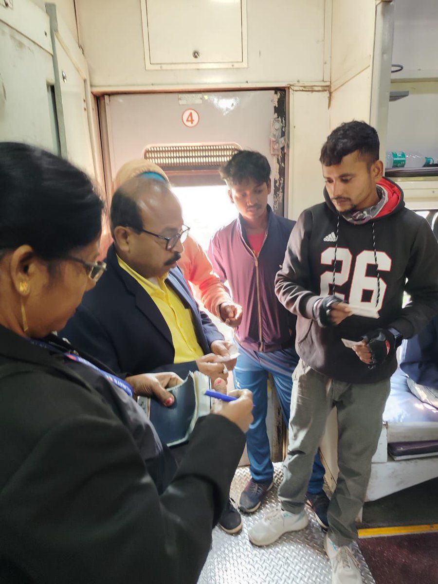 drmmalda's tweet photo. ER/Malda Division conducted a Special Ticket Checking Drive on 13434 Amrit Bharat &amp; 13053 Kulik Express today. 184 cases detected, ₹1.36 lakh collected as penalty. Passengers urged to travel with valid tickets. #EasternRailway #MaldaDivision #TicketCheck https://t.co/8QJuBVKx10