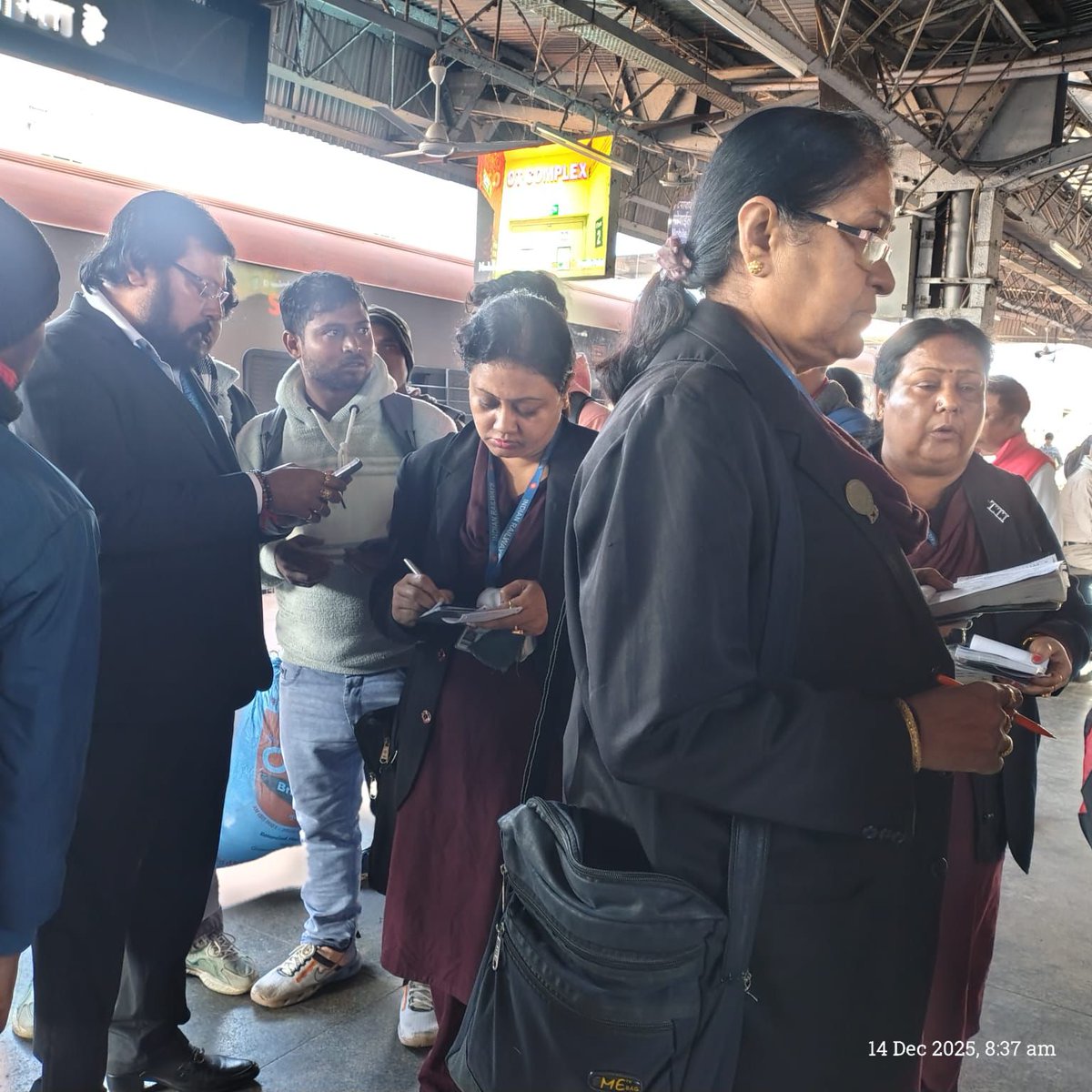 drmmalda's tweet photo. ER/Malda Division conducted a Special Ticket Checking Drive on 13434 Amrit Bharat &amp; 13053 Kulik Express today. 184 cases detected, ₹1.36 lakh collected as penalty. Passengers urged to travel with valid tickets. #EasternRailway #MaldaDivision #TicketCheck https://t.co/8QJuBVKx10