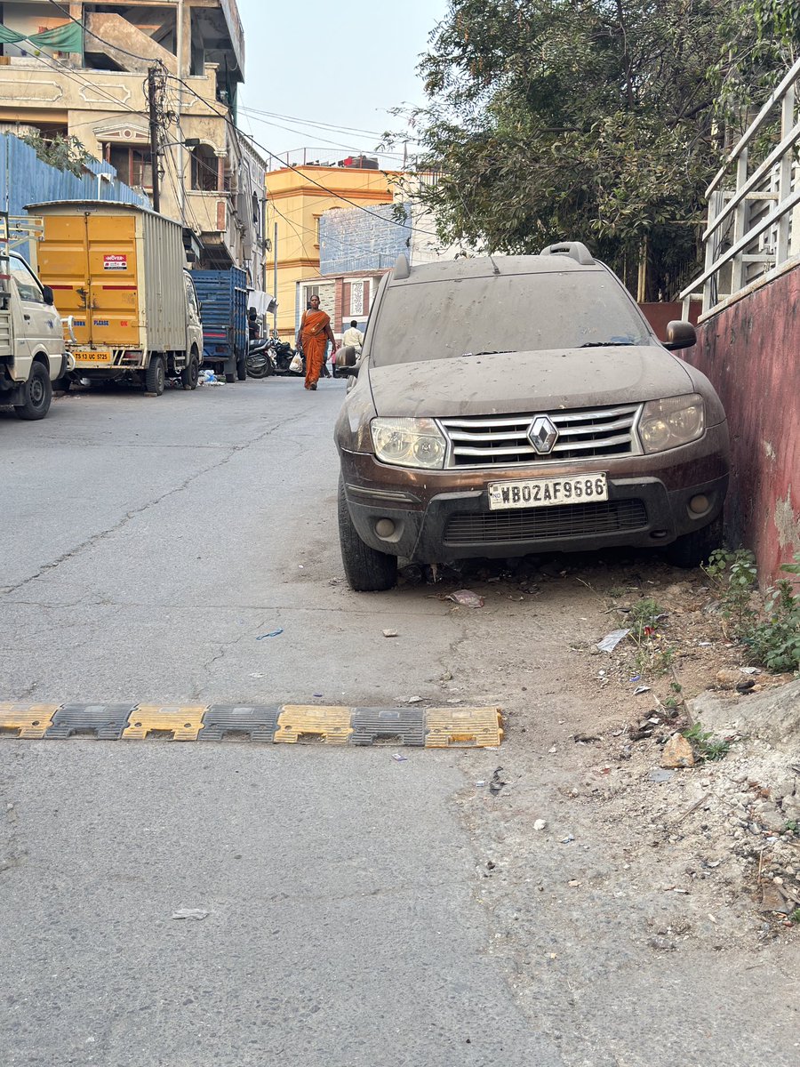 anshsanjaygupta's tweet photo. @HYDTP @hydcitypolice Vehcile parked in wrong drive way since couple of months causing inconvenience on the road to other vehicle movement. 
Address Kim’s sunshine hospital lane near Prakash nagar, Mahaveer Palm Grove gated society main gate. Request officials to take action. https://t.co/UD93uUFzV6