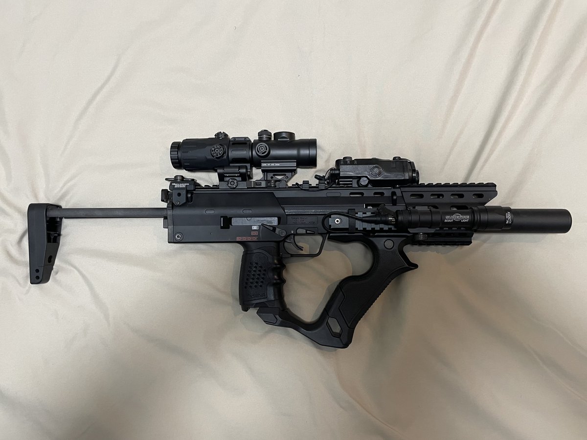 Hanzo_dt's tweet photo. おぉ疲れ様です半蔵です😄今回はマルイmp7GBBの外装変更しました👍色々つけて楽しんでいましたが、重い😅って事で、少し軽量化😊アサルトは持っていないので、mp7を長くしています👍グリップ変更を検討中😄着せ替えも楽しいですね😉お座敷シューターでぼちぼち楽しんでいます👍#mp7  #サバゲー https://t.co/417ldMefXc