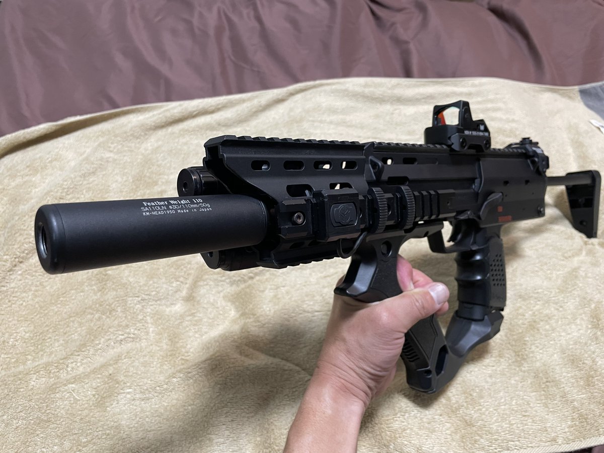 Hanzo_dt's tweet photo. おぉ疲れ様です半蔵です😄今回はマルイmp7GBBの外装変更しました👍色々つけて楽しんでいましたが、重い😅って事で、少し軽量化😊アサルトは持っていないので、mp7を長くしています👍グリップ変更を検討中😄着せ替えも楽しいですね😉お座敷シューターでぼちぼち楽しんでいます👍#mp7  #サバゲー https://t.co/417ldMefXc