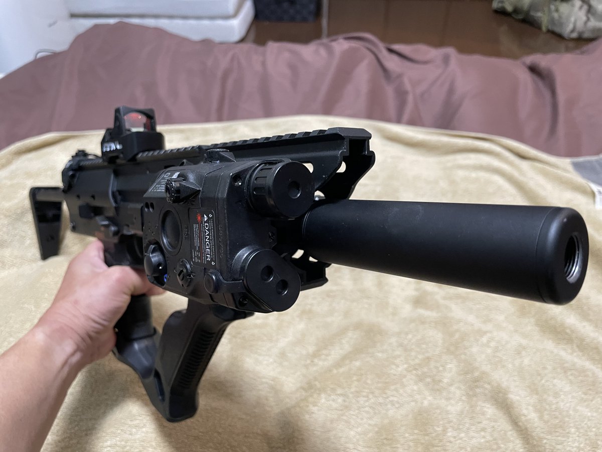 Hanzo_dt's tweet photo. おぉ疲れ様です半蔵です😄今回はマルイmp7GBBの外装変更しました👍色々つけて楽しんでいましたが、重い😅って事で、少し軽量化😊アサルトは持っていないので、mp7を長くしています👍グリップ変更を検討中😄着せ替えも楽しいですね😉お座敷シューターでぼちぼち楽しんでいます👍#mp7  #サバゲー https://t.co/417ldMefXc