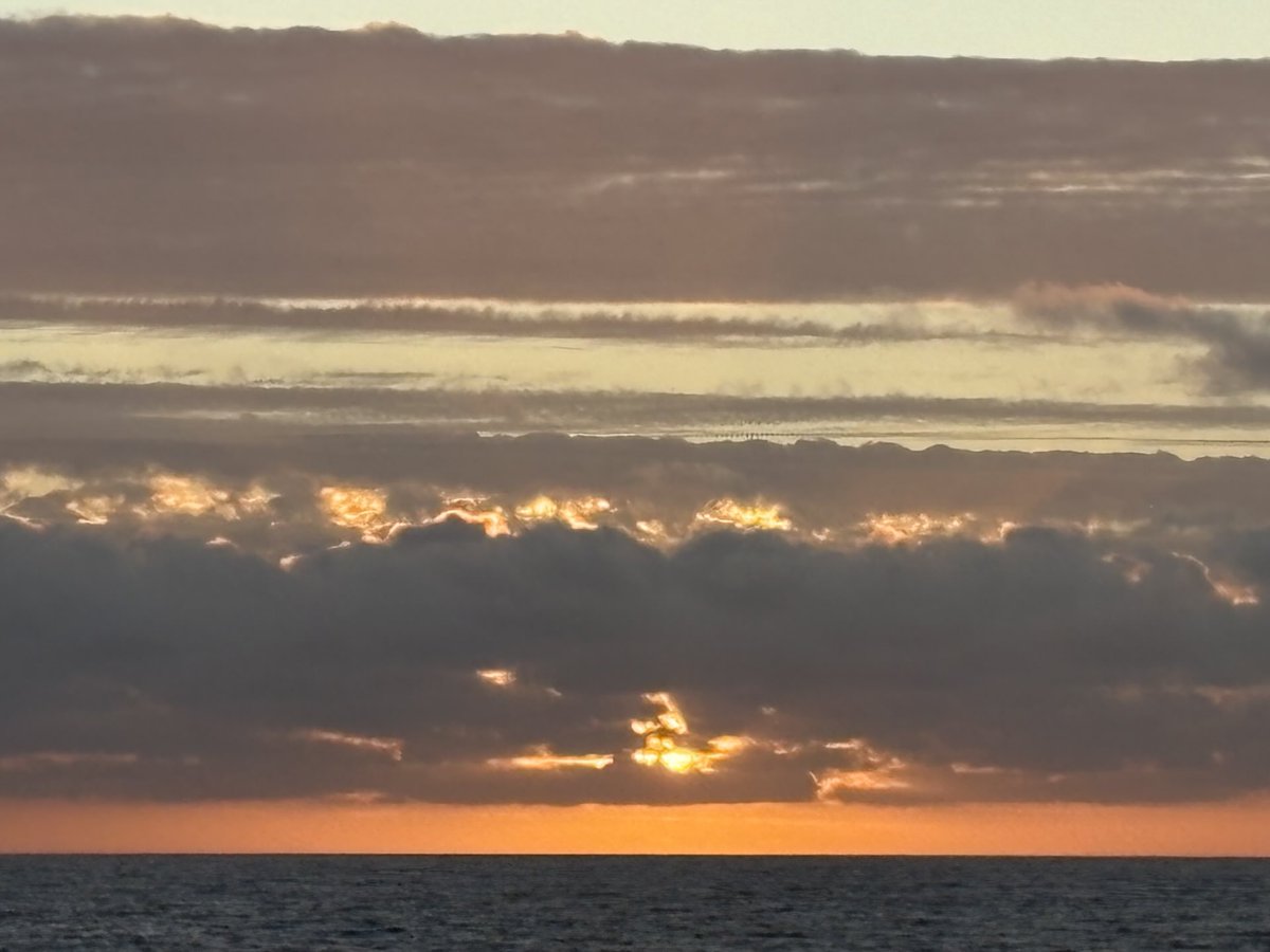 Fin de día de ayer, se levantó un viento frío que esta mañana persiste, se nota la iridiscencia en las nubes. El Tabo
