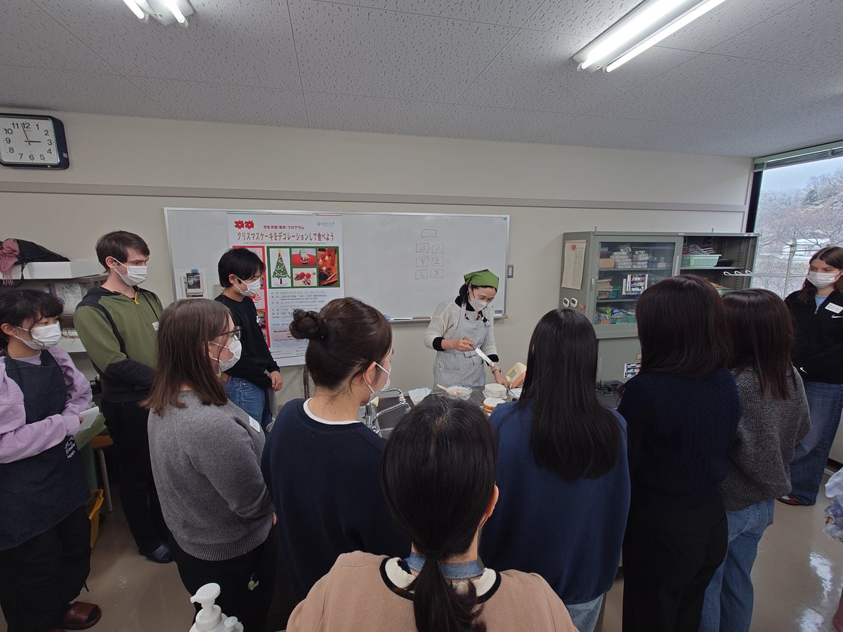 ku_wellness's tweet photo. 12/12に開催した学生支援（食育）プログラム、「クリスマスケーキをデコレーションして食べよう」は、好評のうちに終了しました
#クリスマス #ケーキ #食育 https://t.co/CpIk33lah1