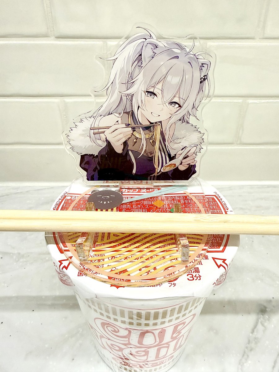 獅白ぼたん ,獅白ぼたん(通常) 「ヌーストアクスタのサイズ感はこんな感じ」|トマリ🔸スパイ教室アニメ木曜のイラスト