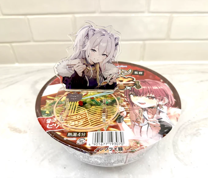 ヌーストアクスタのサイズ感はこんな感じ