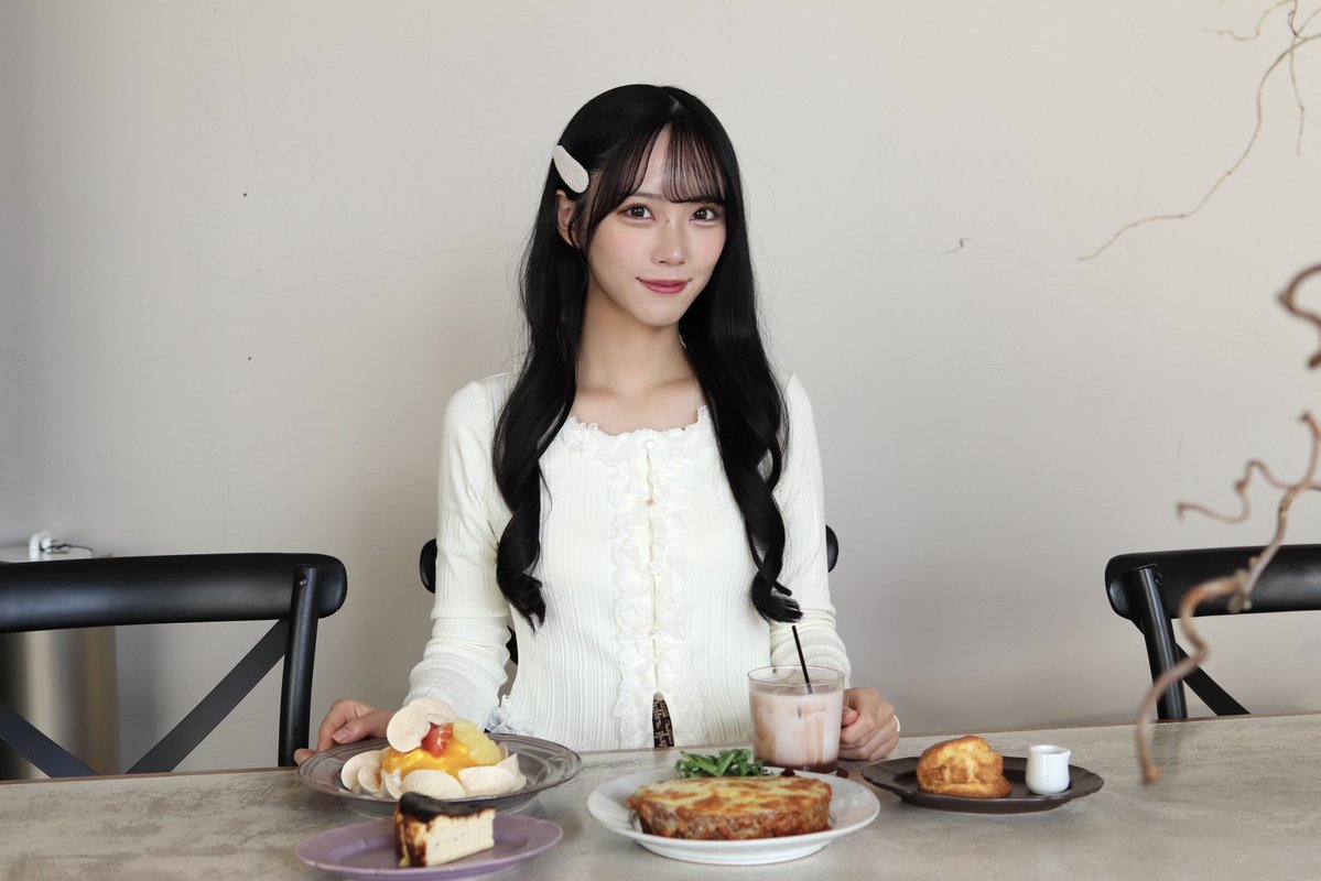 【真作】絵画　吉田栄一　油彩6号　テアトル広場　カフェテラスの賑わい　W81 私が恋する白いカフェVol.7＂ 広島 海田町にあるカフェに行ったよ