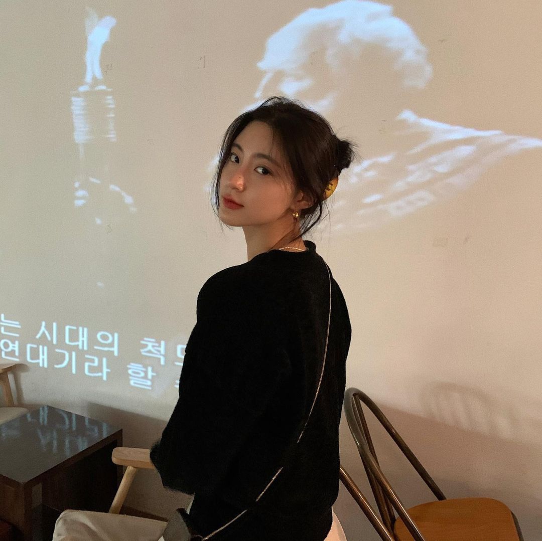 vziyoung's tweet photo. @Taemion @Jibinyu @QPsCourrier “Terima kasih banyak kepada para Vintners. Damar, Kalu, dan abang Sebas. Yang telah membangun TheQuietPour, rumah hangat tempat bernaung para Sommoré. Terima kasih karena telah menjaga dan menyayangi kami selama ini. Kalian bertiga hebat, dan kami sangat bangga kepada kalian.” https://t.co/5v3VEojU2A