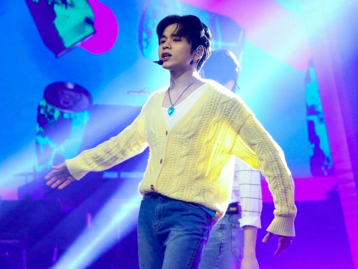 Is he an angel? Yes he is ✨✨

HORI7ON ON TVK FINALE

#HORI7ON_TheVoiceKidsGMA
#TVKFinale
#HORI7ON #호라이즌 
<a href="/HORI7ONofficial/">HORI7ONofficial</a>
<a href="/_TheVoiceKidsPH/">The Voice Kids Philippines</a>
<a href="/gmanetwork/">GMA Network</a>