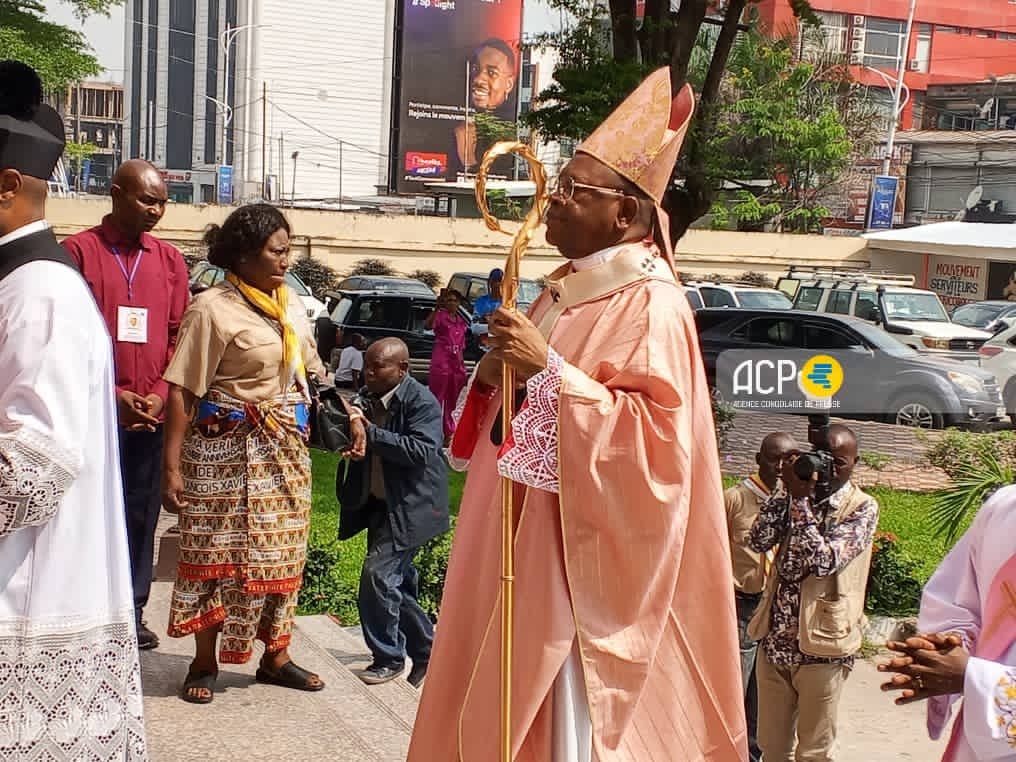 acprdcongo's tweet photo. #RDC : début dimanche en la cathédrale Notre Dame du Congo, dans la commune de Lingwala, dans le nord de Kinshasa, en République démocratique du Congo (RDC), de la messe organisée par l'Association des conférences épiscopales d'Afrique centrale (#Aceac) pour la paix dans la région de Grands lacs, à l'issue de la 15ème assemblée plénière tenue du 10 au 14 décembre dans la capitale congolaise sous le thème : "La construction de la paix et accompagnement psychologique des victimes d'abus".
Cette célébration eucharistique est présidée par le cardinal Fridolin Ambongo, archevêque de Kinshasa, accompagné des Évêques membres de la Conférence épiscopale nationale du Congo (Cenco) et de l'Aceac.
Découvrez d'autres informations sur notre site web https://t.co/tGEWJ2Bgzn