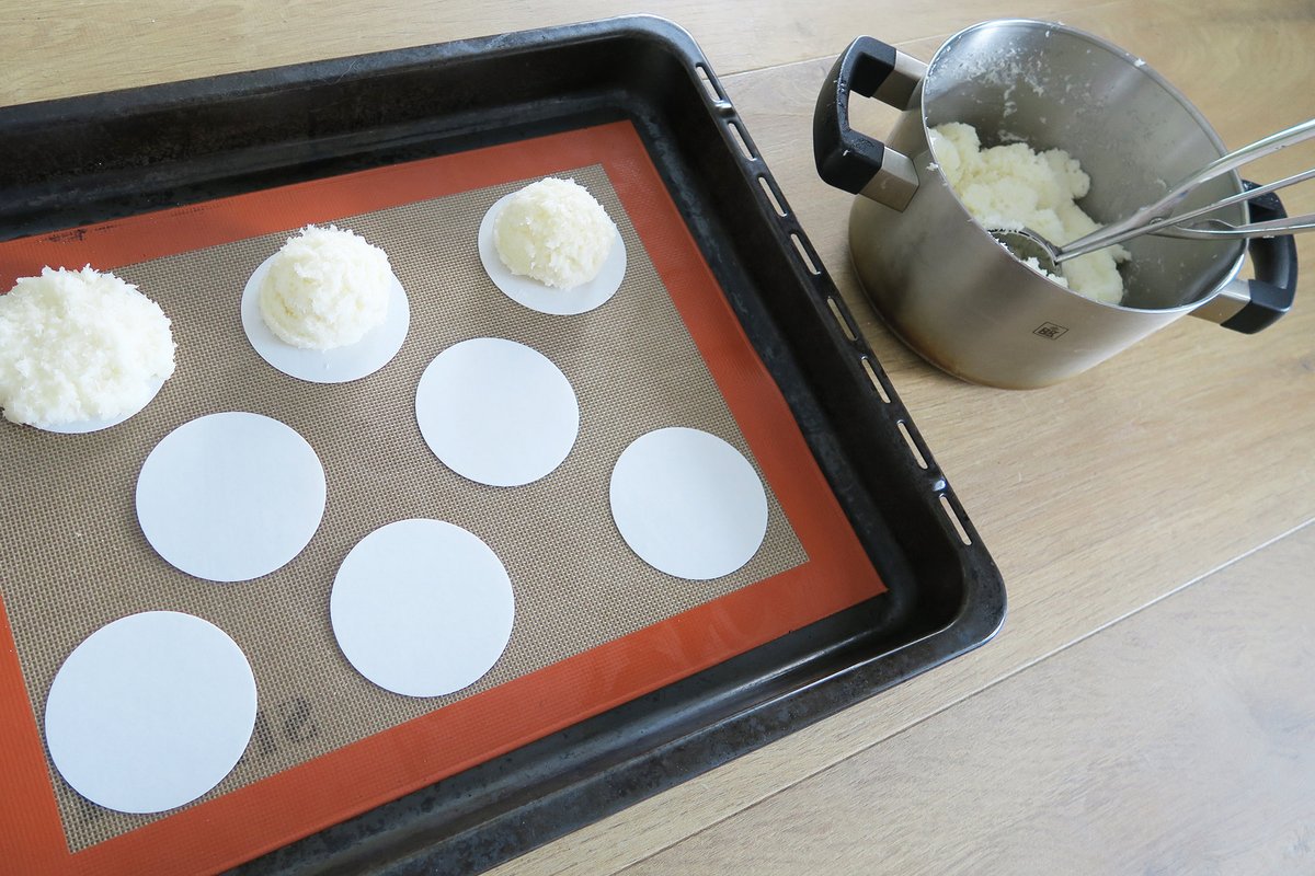 Cakeprint's tweet image. Zijn kokosmakronen nou een kerstsnack?
Misschien niet officieel. Maar ze verschijnen wel meer rond kerst op tafel.

Op onze blog delen we een simpel recept om ze zelf te maken. Zonder gedoe. Gewoon bakken en genieten.

👉🏼 Recept en ouwels vind je op de site.