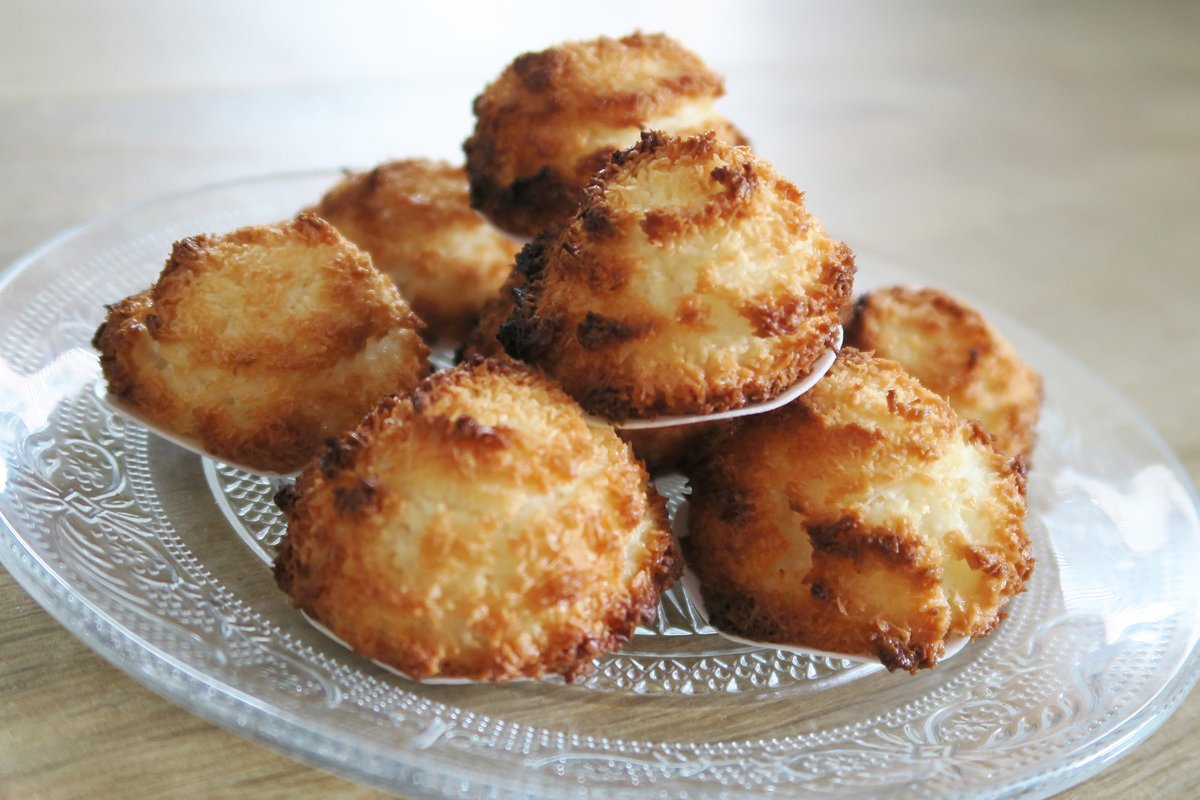 Cakeprint's tweet image. Zijn kokosmakronen nou een kerstsnack?
Misschien niet officieel. Maar ze verschijnen wel meer rond kerst op tafel.

Op onze blog delen we een simpel recept om ze zelf te maken. Zonder gedoe. Gewoon bakken en genieten.

👉🏼 Recept en ouwels vind je op de site.