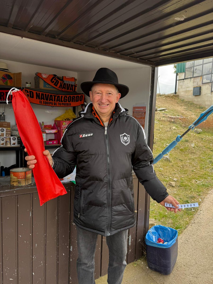 El afortunado del sorteo de hoy!! Dice que era suya la papeleta, nosotros sabemos que es la que le compra a tía Ana todos los partidos