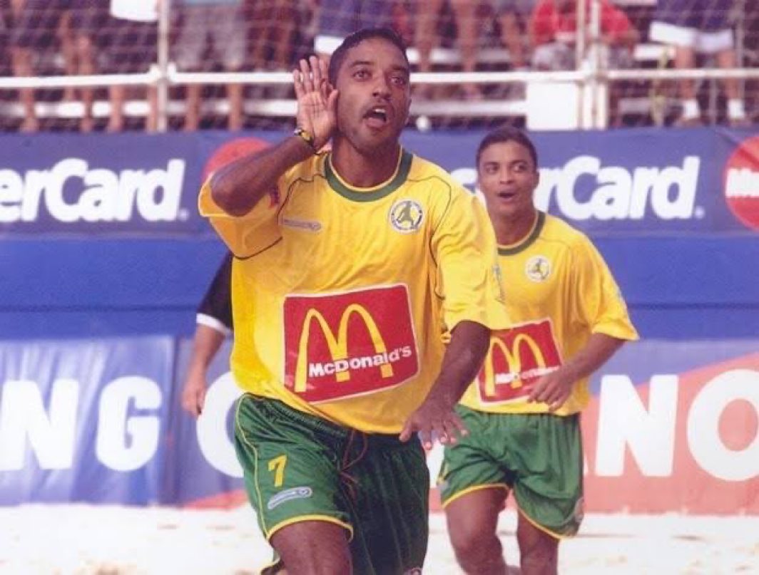 futnostalgico's tweet photo. Uma geração que acordava aos domingos pra assistir futebol de areia do Brasil com Neném e Benjamin.

Nostálgico! https://t.co/BIyvvaDPQy