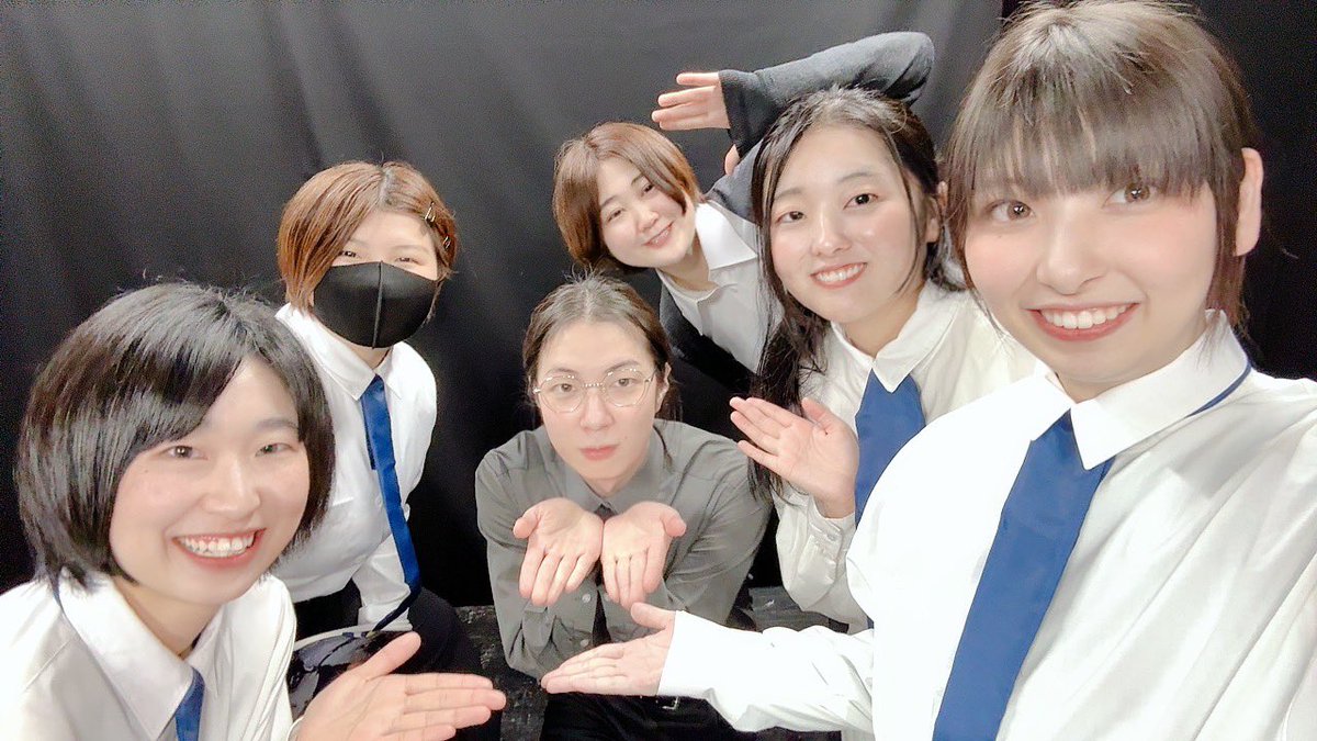 skyso27's tweet photo. #ミスレニ 『 #ミラージュ』
無事に千秋楽 終えました！
最終日に万全な体調で挑めなかったのですが、
それに負けず作品の良さを伝えることが
できたと思っています…！

ここからは各作品の担当させていただいた
キャラクターのついて語ります🌟

作品2 は よなかまひるさん脚本の
『盲目の花嫁』ダークファンタジーでした。
その中での担当キャラは
『カミラ』『侍女(2人)』『母』でした！

カミラは12歳の侍女見習いということで、
天真爛漫な明るく笑い、レイとミオを慕う女の子でした。
1番最初の登場シーンは『狂気的な笑い』で出てこなくてはならなくて、色々模索しながらずっと笑いっぱなしでしたが、
色んな笑いのレパートリーを楽しんで貰えたら嬉しいです☺️

そしてレイに剣を向けられ、
大好きなお姉ちゃんに信じて貰えず
殺されてしまうシーン。

『断末魔』と書いてあるのですが、
本来剣で切られるSEを入れる、入れないなどもあり、勝手に切られるイメージで叫んでました😆

ここでカミラのお役目終わり、なのですが
その後の子供たちも楽屋側から
キャッキャと天野氏とふたりでやってます☺️

今回当て書きで書いてくださったカミラなので、ご期待に応えなければ！と思い、出てくるシーンは少ないのですが張り切ってしまいました☺️

アンケートでも『カミラ可愛い』や『叫びが良い』『怖かった』などとても嬉しいことが書いてて( *´艸｀)🎶

そして回想シーンの『侍女』と『母』は
録音なのですが、すべて別の人ということで頑張ってみました💪
意外と私だと気付かれなかったので
しめしめとしてました🥰

そして作品5B『トイプードルの恩返し』
主人公の気弱な少年、レイの役でした。
飼い犬はトイプードルのミオですが、
ふたご座流星群に祈って人間にな���てやってくるという可愛らしい話。

こちらは以前おもち箱で共演、そして脚本を担当してくださった2人との念願の共演作品！

おせんとは最初の掛け���いから息がピッタリで、稽古期間がとても少なかったのですが、トイプーをやる時はほんとに楽しかったです(´˘`＊)

アンケートでも書いてありましたが
本当に犬の芝居が上手い…！！！
リアル犬！前世は犬だったんだよきっと…！
明るくてハキハキとした感じで一つ一つの所作が可愛いミオを演じてくれました。

私が担当したレイは、気弱でミオに振り回されるくらい情けないところがあるけれど、成長してイケメンに仕立てあげました。

男の子をやらせてもらえる機会は
なんだかんだ少ないのですが、
気弱な男の子が良いのかもしれません🍀
犬ミオに対して、初対面の人間ミオに対して、人間になったけど振り回されてるミオに対して、最後の二人で生きていくと決めたミオに対しての愛情が伝わっていたら嬉しいです✨

5Aと差別化をする為に
出はけだったり、
最後の背中合わせだったりを
色々提案させて頂きました😊

そして役者としてほぼ初の舞台だったよなかさん。ありがとう���！
ヒステリックとは、どういう怒りなのかを
すごく稽古で悩んでいたけれど、
すんごい怖い母さんでした！
最終日はほんとに怖かったなあ🥺
『うるさいうるさいうるさいっっ！』がお気に入りです。
今回一緒にできて本当に良かった、ありがとう。

1人の自撮りがなくて…！
改めてですが、ご来場誠にありがとうございました！