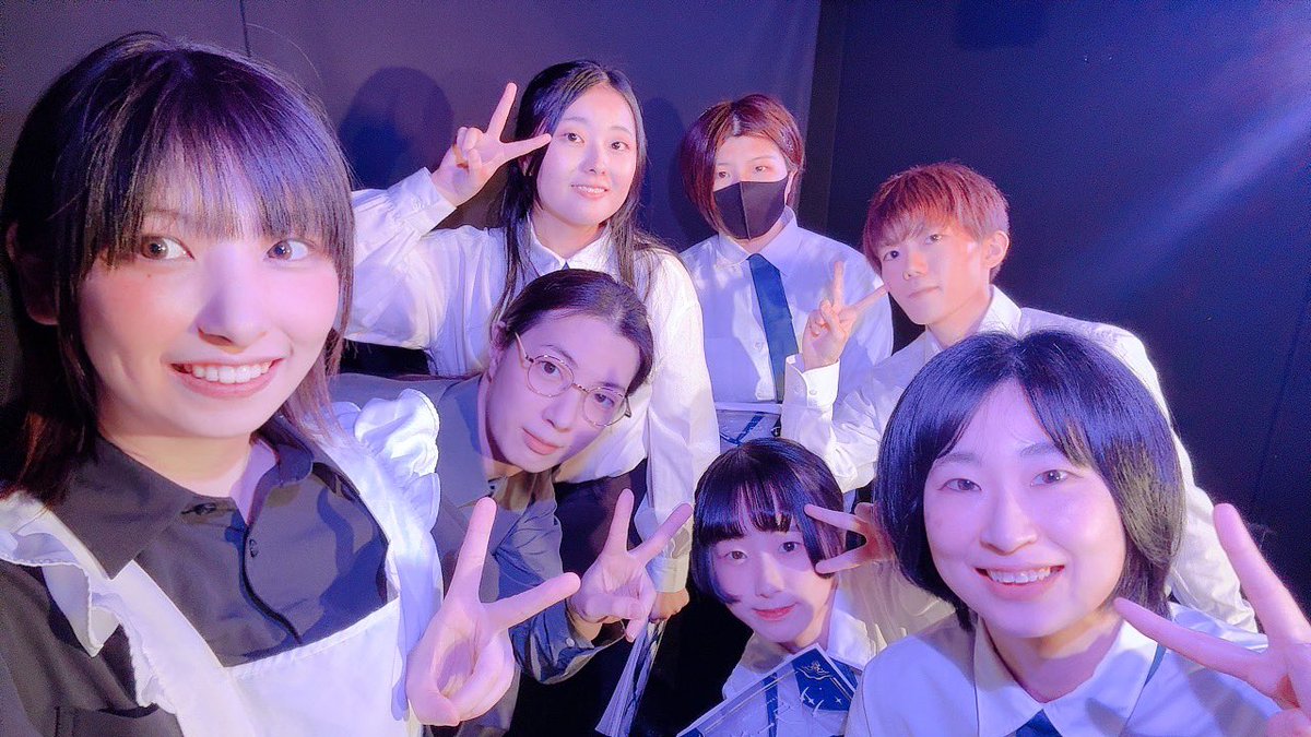 skyso27's tweet photo. #ミスレニ 『 #ミラージュ』
無事に千秋楽 終えました！
最終日に万全な体調で挑めなかったのですが、
それに負けず作品の良さを伝えることが
できたと思っています…！

ここからは各作品の担当させていただいた
キャラクターのついて語ります🌟

作品2 は よなかまひるさん脚本の
『盲目の花嫁』ダークファンタジーでした。
その中での担当キャラは
『カミラ』『侍女(2人)』『母』でした！

カミラは12歳の侍女見習いということで、
天真爛漫な明るく笑い、レイとミオを慕う女の子でした。
1番最初の登場シーンは『狂気的な笑い』で出てこなくてはならなくて、色々模索しながらずっと笑いっぱなしでしたが、
色んな笑いのレパートリーを楽しんで貰えたら嬉しいです☺️

そしてレイに剣を向けられ、
大好きなお姉ちゃんに信じて貰えず
殺されてしまうシーン。

『断末魔』と書いてあるのですが、
本来剣で切られるSEを入れる、入れないなどもあり、勝手に切られるイメージで叫んでました😆

ここでカミラのお役目終わり、なのですが
その後の子供たちも楽屋側から
キャッキャと天野氏とふたりでやってます☺️

今回当て書きで書いてくださったカミラなので、ご期待に応えなければ！と思い、出てくるシーンは少ないのですが張り切ってしまいました☺️

アンケートでも『カミラ可愛い』や『叫びが良い』『怖かった』などとても嬉しいことが書いてて( *´艸｀)🎶

そして回想シーンの『侍女』と『母』は
録音なのですが、すべて別の人ということで頑張ってみました💪
意外と私だと気付かれなかったので
しめしめとしてました🥰

そして作品5B『トイプードルの恩返し』
主人公の気弱な少年、レイの役でした。
飼い犬はトイプードルのミオですが、
ふたご座流星群に祈って人間にな���てやってくるという可愛らしい話。

こちらは以前おもち箱で共演、そして脚本を担当してくださった2人との念願の共演作品！

おせんとは最初の掛け���いから息がピッタリで、稽古期間がとても少なかったのですが、トイプーをやる時はほんとに楽しかったです(´˘`＊)

アンケートでも書いてありましたが
本当に犬の芝居が上手い…！！！
リアル犬！前世は犬だったんだよきっと…！
明るくてハキハキとした感じで一つ一つの所作が可愛いミオを演じてくれました。

私が担当したレイは、気弱でミオに振り回されるくらい情けないところがあるけれど、成長してイケメンに仕立てあげました。

男の子をやらせてもらえる機会は
なんだかんだ少ないのですが、
気弱な男の子が良いのかもしれません🍀
犬ミオに対して、初対面の人間ミオに対して、人間になったけど振り回されてるミオに対して、最後の二人で生きていくと決めたミオに対しての愛情が伝わっていたら嬉しいです✨

5Aと差別化をする為に
出はけだったり、
最後の背中合わせだったりを
色々提案させて頂きました😊

そして役者としてほぼ初の舞台だったよなかさん。ありがとう���！
ヒステリックとは、どういう怒りなのかを
すごく稽古で悩んでいたけれど、
すんごい怖い母さんでした！
最終日はほんとに怖かったなあ🥺
『うるさいうるさいうるさいっっ！』がお気に入りです。
今回一緒にできて本当に良かった、ありがとう。

1人の自撮りがなくて…！
改めてですが、ご来場誠にありがとうございました！