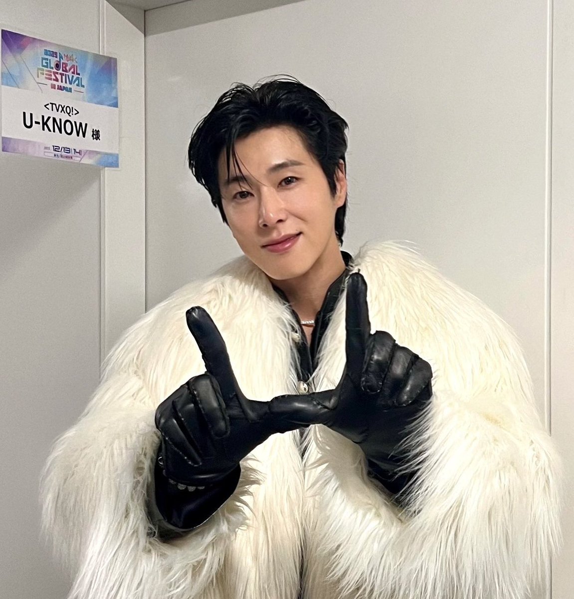 ユノ様 U-KNOW様」の表記が最高😀 そして「U」のポーズ😀 つい先ほどの時間が