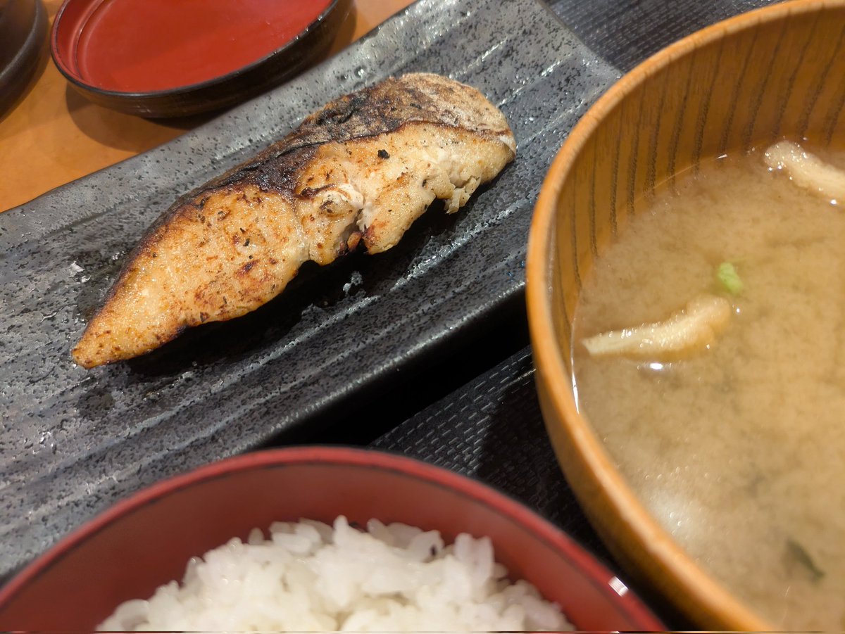 #クリマ53 無事に終了しました！お立ち寄りくださった皆様、ありがとうございました✨
次のクリマはGW中なので出られません🙏その次はまた12月なのかしら…お会いできれば嬉しいです🐧
夕飯は鰆の定食。1人で外食はしないんだけど、お腹空き過ぎて完食でした🙏