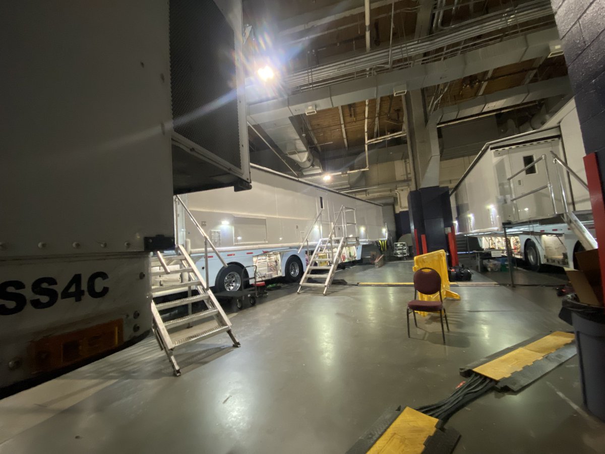 Snowy GAMEDAY in Foxboro! #EVSguy for a big AFC East clash! <a href="/BuffaloBills/">Buffalo Bills</a> <a href="/Patriots/">New England Patriots</a> LIVE on <a href="/NFLonCBS/">NFL on CBS 🏈</a> next! #livingthedream #EddieSizzahandz