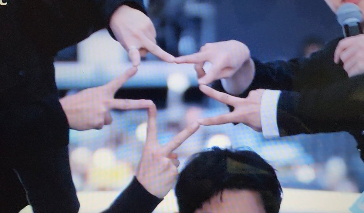 DoDOEXOVR1's tweet photo. Cause you're my home to stay 💜🩷❤️🧡💛💚🩵💙🤍 #EXOverseDay #EXOverseFanmeeting #EXOverse #엑소 #EXO @weareoneEXO https://t.co/IYRW1JQheQ