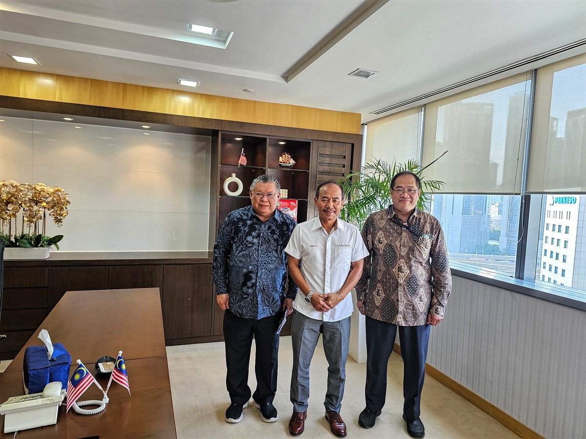 dr_dublin's tweet photo. Thank you Tan Sri for having us.

Good meeting 2 days ago with KPJ Healthcare Berhad Chairman,  Tan Sri Dato Sri Dr Ismail.

#TeamKPJ https://t.co/azbSJXiyVe
