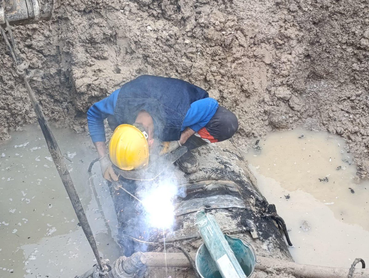 👷 Genel Müdürlüğümüze bağlı ekiplerimiz Ereğli ilçemizi besleyen su şebeke hattında ani oluşan arızayı su kesintisi yapmadan müdahale edip, arızayı gidermiştir.