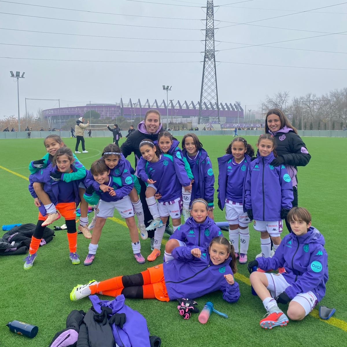 ✌🏻💜 ¡Nuestras peques siguen disfrutando!

Triunfo esta mañana ante el CD Zaratán Sport, en la jornada 11 de competición.

Frío, neblina y diversión 😄⚽️