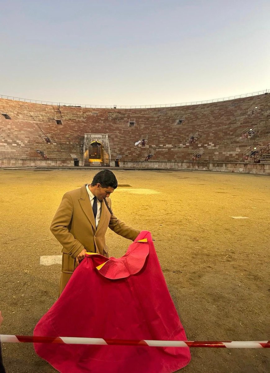 Morante en Verona, capote en mano y puro en la boca, bajo un cielo hermoso irradiando elegancia.