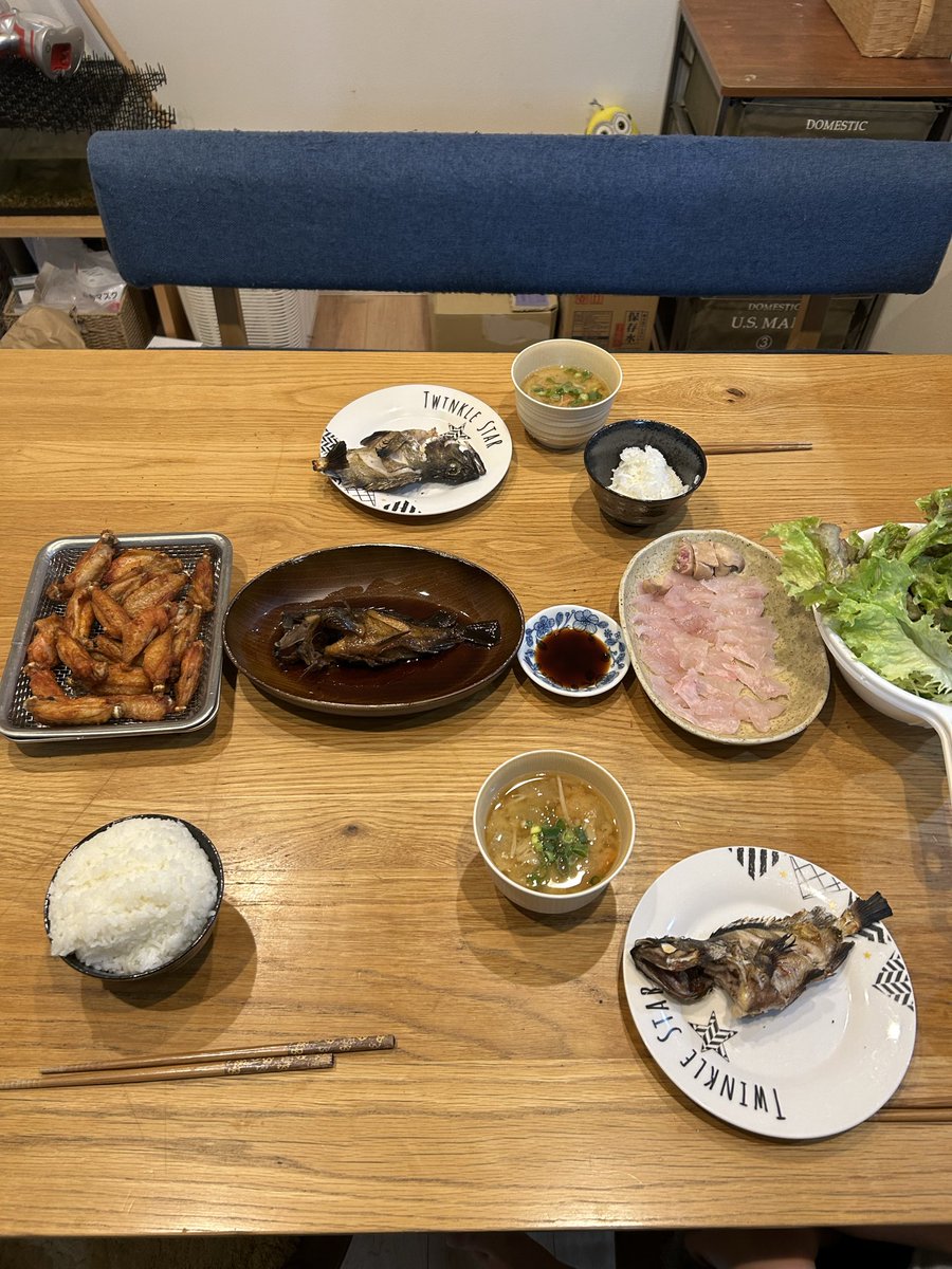 jujumarup's tweet image. 今日の晩御飯は釣ってきた魚ー！塩焼き、刺身、煮付け全部作ってやったぜぃ😁でかいキジハタは3日ぐらい熟成させて食べたいと思います！キジハタの肝を肝醤油にして刺身食べたらめっちゃ美味しかった😆満足😋