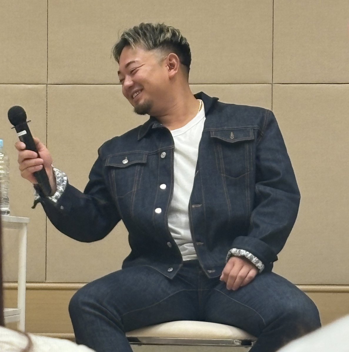 もりくん様 Morikun (Akihiko Mori) | バズった空気椅子は【裸足でもできる】と