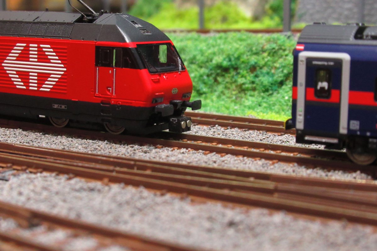 機関車と客車の連結は、皆さん破損のリスクのあるドローバーは使用してなさそうですね。
PEHOのマグネットカプラーを使いました。客車側を上下逆に取り付け、バッファーと干渉するので少し削る。極性が逆になるので磁石を左右入れ替え。磁石はピンセットで押して取りました。
#Nゲージ  #nightjet