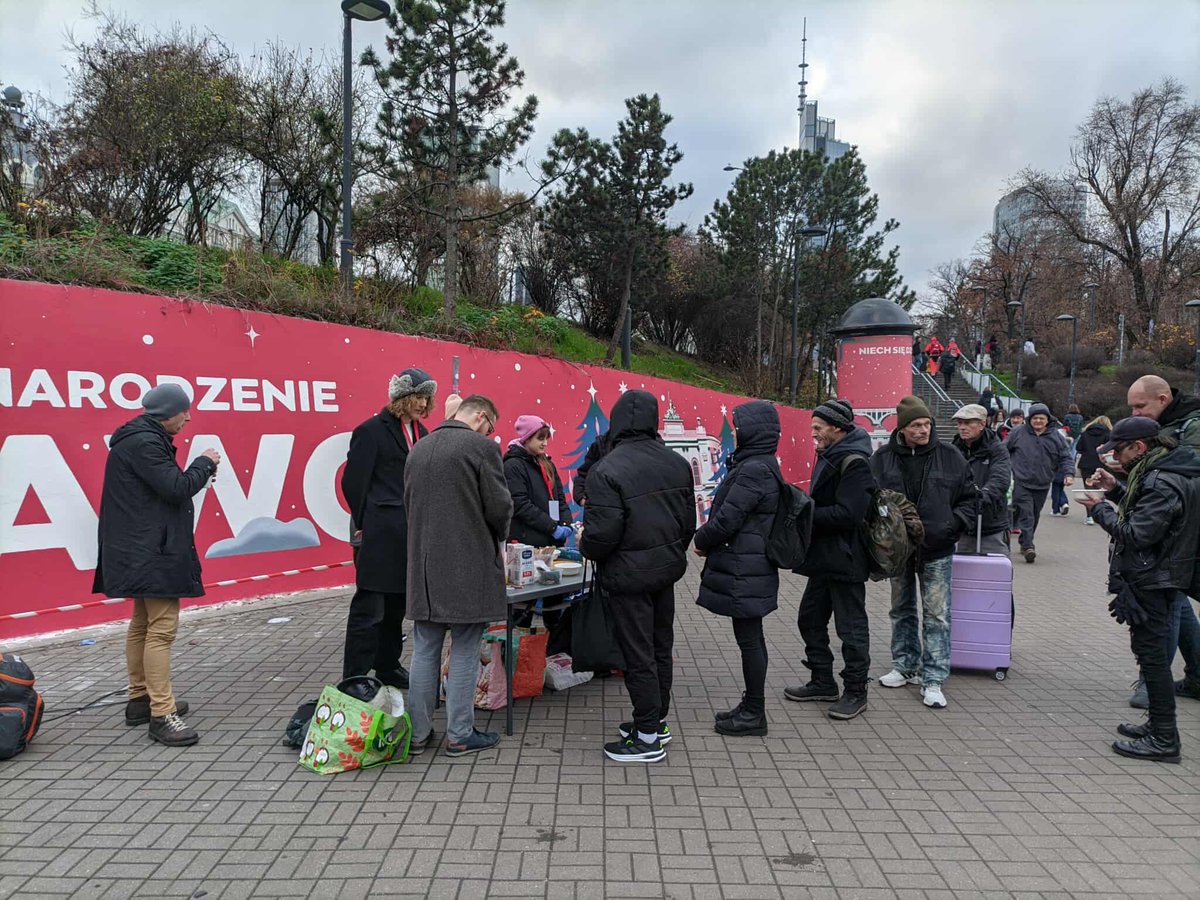 Wiele osób, którym niesiemy pomoc, przechodząc koło jarmarku świątecznego przy centrum, mogło jedynie poczuć i popatrzeć na świąteczny klimat przepełniony zapachem cynamonu goździków okraszonych wywindowanymi cenami i oszałamiającą ilością światełek.