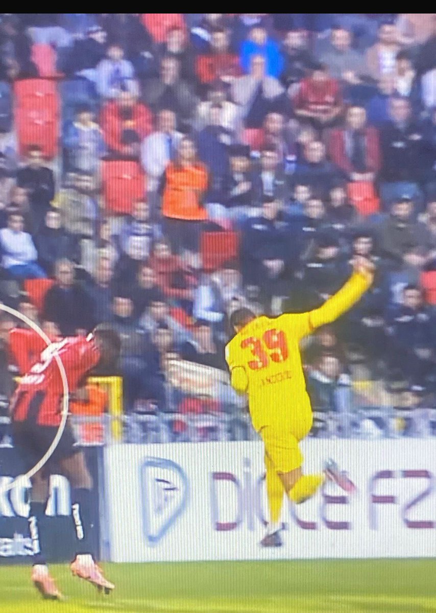 Aga siz t*şak mı geçiyonuz ya? Hakeme pozisyonu izlettirmeden neye göre iptal ettiniz golü? <a href="/TFF_Org/">TFF</a>