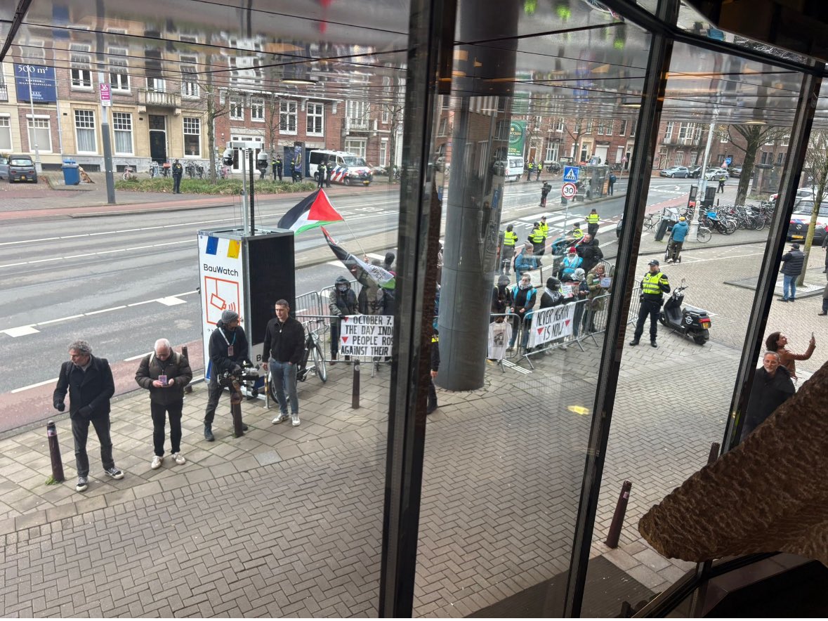 Intussen bij het Concertgebouw, waar een concert voor 200 Joodse kinderen plaatsvindt. En nee, de door dit rapaille zo gehate cantor is hier niet eens bij. Hoe zou u dit clubje noemen?