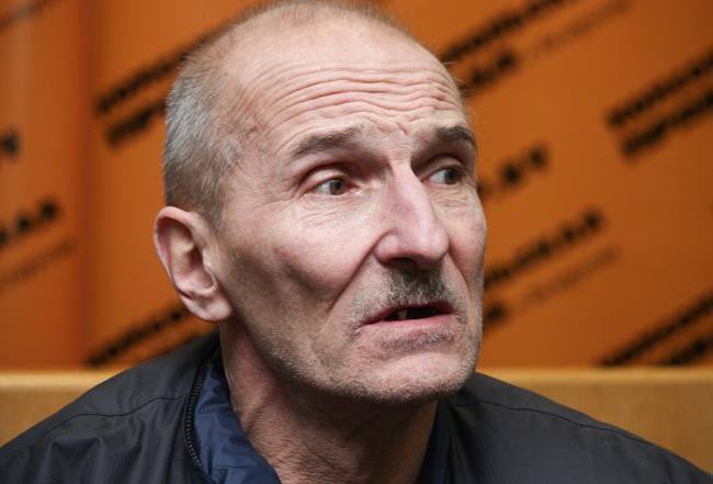 Вам бывает стыдно за прошлые ошибки? 
А как же, всё время стыдно. 
 
Как от этого отделаться и не думать о прошлом? 
Нет, не думать о прошлом не нужно. Что за странная задача, забыть свою жизнь? Не надо забывать, надо каяться.⤵️