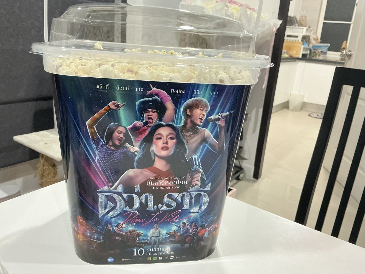 มีเด็กหิ้ว Popcorn มาราวีอีกแล้วจะหมดวันไหนนะ 😂

NUNEW x DIVA ROADSHOW
#ดีว่าราวี #DivaLaVie

— 🎀 <a href="/CwrNew/">NuNew</a> ໒꒱ #NuNew