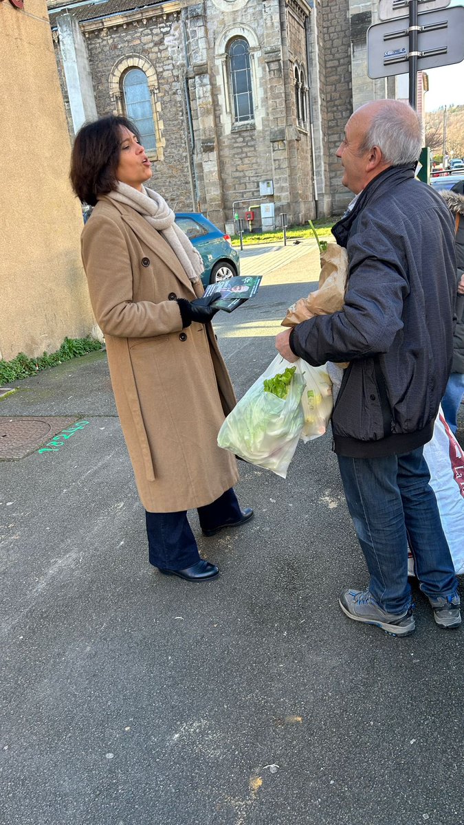 JCinieri2026's tweet photo. Des échanges chaleureux et prometteurs avec les Stéphanoises et les Stéphanois. 

Nous, étions, ce week-end, sur les marchés stéphanois 💚💙 https://t.co/NlFvll7YcC